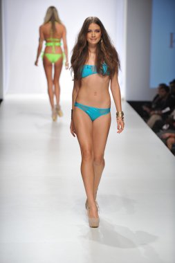 Los angeles - 19 Ekim: model yürür pist ss 2013 günbatımı gower Studios 19 Ekim 2012 tarihinde los angeles moda hafta sonu boyunca kate yüzmek moda gösterisi los ageles, ca