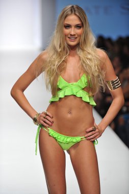 Los angeles - 19 Ekim: model yürür pist ss 2013 günbatımı gower Studios 19 Ekim 2012 tarihinde los angeles moda hafta sonu boyunca kate yüzmek moda gösterisi los ageles, ca