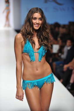 Los angeles - 19 Ekim: model yürür pist ss 2013 günbatımı gower Studios 19 Ekim 2012 tarihinde los angeles moda hafta sonu boyunca kate yüzmek moda gösterisi los ageles, ca