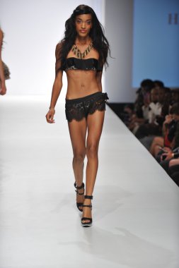 Los angeles - 19 Ekim: model yürür pist ss 2013 günbatımı gower Studios 19 Ekim 2012 tarihinde los angeles moda hafta sonu boyunca nicolita mayo moda şovunda los ageles, ca