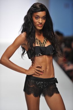 Los angeles - 19 Ekim: model yürür pist ss 2013 günbatımı gower Studios 19 Ekim 2012 tarihinde los angeles moda hafta sonu boyunca nicolita mayo moda şovunda los ageles, ca