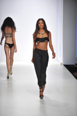 Los angeles - 19 Ekim: model yürür pist ss 2013 günbatımı gower Studios 19 Ekim 2012 tarihinde los angeles moda hafta sonu boyunca nicolita mayo moda şovunda los ageles, ca