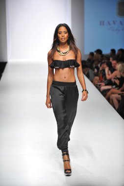 Los angeles - 19 Ekim: model yürür pist ss 2013 günbatımı gower Studios 19 Ekim 2012 tarihinde los angeles moda hafta sonu boyunca nicolita mayo moda şovunda los ageles, ca