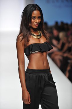 Los angeles - 19 Ekim: model yürür pist ss 2013 günbatımı gower Studios 19 Ekim 2012 tarihinde los angeles moda hafta sonu boyunca nicolita mayo moda şovunda los ageles, ca