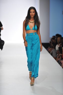 Los angeles - 19 Ekim: model yürür pist ss 2013 günbatımı gower Studios 19 Ekim 2012 tarihinde los angeles moda hafta sonu boyunca nicolita mayo moda şovunda los ageles, ca