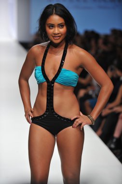 Los angeles - 19 Ekim: model yürür pist ss 2013 günbatımı gower Studios 19 Ekim 2012 tarihinde los angeles moda hafta sonu boyunca nicolita mayo moda şovunda los ageles, ca