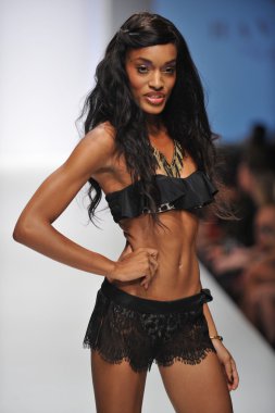 Los angeles - 19 Ekim: model yürür pist ss 2013 günbatımı gower Studios 19 Ekim 2012 tarihinde los angeles moda hafta sonu boyunca nicolita mayo moda şovunda los ageles, ca