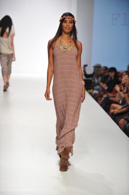 Los Angeles - 20 Ekim: Model yürür pist Flynn Skye Fashion Show Ss 2013 günbatımı Gower Studios sırasında Los Angeles moda hafta sonu 20 Ekim 2012 yılında Los Ageles, Ca