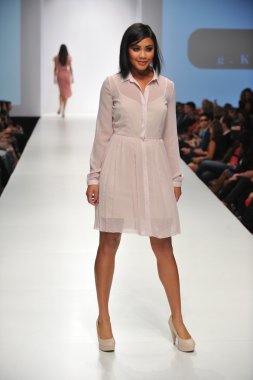 Los Angeles - 20 Ekim: Model yürür pist G. Kim Fashion Show Ss 2013 günbatımı Gower Studios sırasında Los Angeles moda hafta sonu 20 Ekim 2012 yılında Los Ageles, Ca