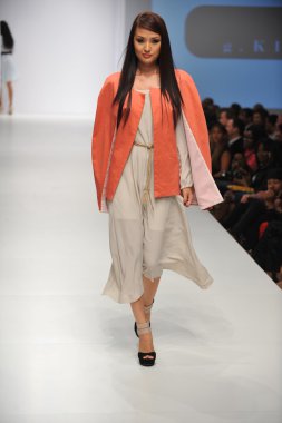 Los Angeles - 20 Ekim: Model yürür pist G. Kim Fashion Show Ss 2013 günbatımı Gower Studios sırasında Los Angeles moda hafta sonu 20 Ekim 2012 yılında Los Ageles, Ca