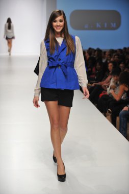 Los Angeles - 20 Ekim: Model yürür pist G. Kim Fashion Show Ss 2013 günbatımı Gower Studios sırasında Los Angeles moda hafta sonu 20 Ekim 2012 yılında Los Ageles, Ca