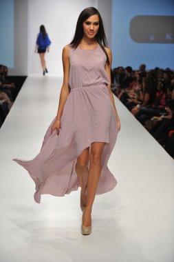 Los Angeles - 20 Ekim: Model yürür pist G. Kim Fashion Show Ss 2013 günbatımı Gower Studios sırasında Los Angeles moda hafta sonu 20 Ekim 2012 yılında Los Ageles, Ca