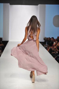 Los Angeles - 20 Ekim: Model yürür pist G. Kim Fashion Show Ss 2013 günbatımı Gower Studios sırasında Los Angeles moda hafta sonu 20 Ekim 2012 yılında Los Ageles, Ca