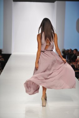 Los Angeles - 20 Ekim: Model yürür pist G. Kim Fashion Show Ss 2013 günbatımı Gower Studios sırasında Los Angeles moda hafta sonu 20 Ekim 2012 yılında Los Ageles, Ca