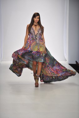 Los angeles - 20 Ekim: model yürür pist ss 2013 günbatımı gower stüdyoları için parides moda gösterisi sırasında los angeles moda hafta sonları 20 Ekim 2012 los ageles, ca