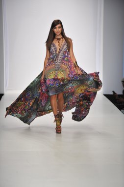 Los angeles - 20 Ekim: model yürür pist ss 2013 günbatımı gower stüdyoları için parides moda gösterisi sırasında los angeles moda hafta sonları 20 Ekim 2012 los ageles, ca