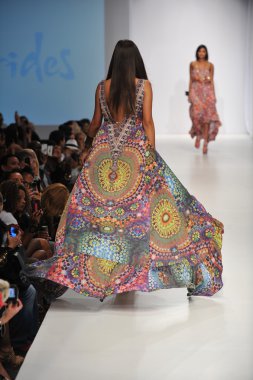 Los angeles - 20 Ekim: model yürür pist ss 2013 günbatımı gower stüdyoları için parides moda gösterisi sırasında los angeles moda hafta sonları 20 Ekim 2012 los ageles, ca