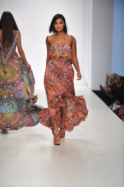 Los angeles - 20 Ekim: model yürür pist ss 2013 günbatımı gower stüdyoları için parides moda gösterisi sırasında los angeles moda hafta sonları 20 Ekim 2012 los ageles, ca
