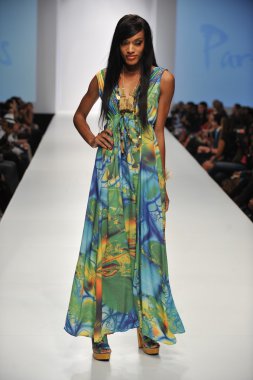 Los angeles - 20 Ekim: model yürür pist ss 2013 günbatımı gower stüdyoları için parides moda gösterisi sırasında los angeles moda hafta sonları 20 Ekim 2012 los ageles, ca