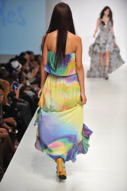 Los angeles - 20 Ekim: model yürür pist ss 2013 günbatımı gower stüdyoları için parides moda gösterisi sırasında los angeles moda hafta sonları 20 Ekim 2012 los ageles, ca