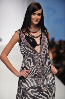 Los angeles - 20 Ekim: model yürür pist ss 2013 günbatımı gower stüdyoları için parides moda gösterisi sırasında los angeles moda hafta sonları 20 Ekim 2012 los ageles, ca
