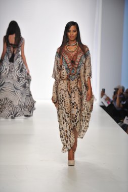 Los angeles - 20 Ekim: model yürür pist ss 2013 günbatımı gower stüdyoları için parides moda gösterisi sırasında los angeles moda hafta sonları 20 Ekim 2012 los ageles, ca