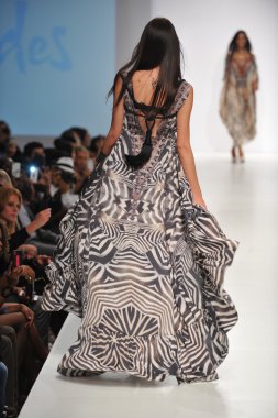 Los angeles - 20 Ekim: model yürür pist ss 2013 günbatımı gower stüdyoları için parides moda gösterisi sırasında los angeles moda hafta sonları 20 Ekim 2012 los ageles, ca