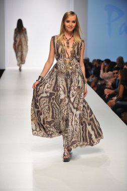 Los angeles - 20 Ekim: model yürür pist ss 2013 günbatımı gower stüdyoları için parides moda gösterisi sırasında los angeles moda hafta sonları 20 Ekim 2012 los ageles, ca