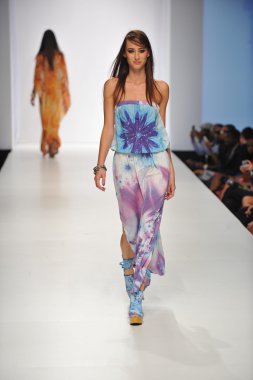 Los angeles - 20 Ekim: model yürür pist ss 2013 günbatımı gower stüdyoları için parides moda gösterisi sırasında los angeles moda hafta sonları 20 Ekim 2012 los ageles, ca