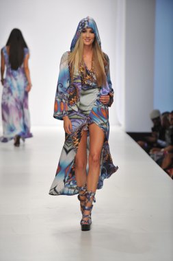 Los angeles - 20 Ekim: model yürür pist ss 2013 günbatımı gower stüdyoları için parides moda gösterisi sırasında los angeles moda hafta sonları 20 Ekim 2012 los ageles, ca