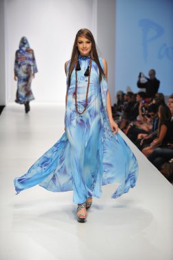 Los angeles - 20 Ekim: model yürür pist ss 2013 günbatımı gower stüdyoları için parides moda gösterisi sırasında los angeles moda hafta sonları 20 Ekim 2012 los ageles, ca
