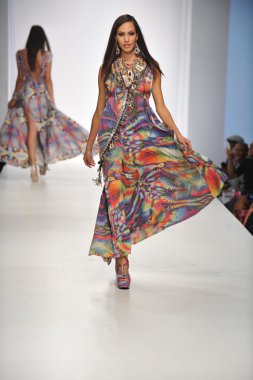 Los angeles - 20 Ekim: model yürür pist ss 2013 günbatımı gower stüdyoları için parides moda gösterisi sırasında los angeles moda hafta sonları 20 Ekim 2012 los ageles, ca