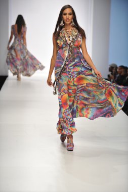 Los angeles - 20 Ekim: model yürür pist ss 2013 günbatımı gower stüdyoları için parides moda gösterisi sırasında los angeles moda hafta sonları 20 Ekim 2012 los ageles, ca