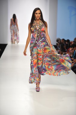 Los angeles - 20 Ekim: model yürür pist ss 2013 günbatımı gower stüdyoları için parides moda gösterisi sırasında los angeles moda hafta sonları 20 Ekim 2012 los ageles, ca