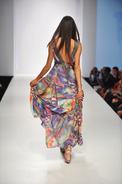 Los angeles - 20 Ekim: model yürür pist ss 2013 günbatımı gower stüdyoları için parides moda gösterisi sırasında los angeles moda hafta sonları 20 Ekim 2012 los ageles, ca