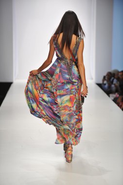 Los angeles - 20 Ekim: model yürür pist ss 2013 günbatımı gower stüdyoları için parides moda gösterisi sırasında los angeles moda hafta sonları 20 Ekim 2012 los ageles, ca