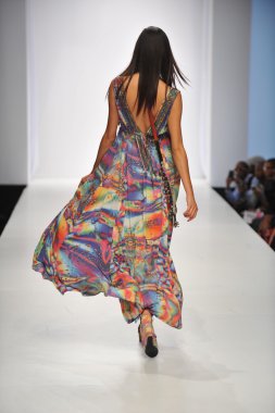 Los angeles - 20 Ekim: model yürür pist ss 2013 günbatımı gower stüdyoları için parides moda gösterisi sırasında los angeles moda hafta sonları 20 Ekim 2012 los ageles, ca