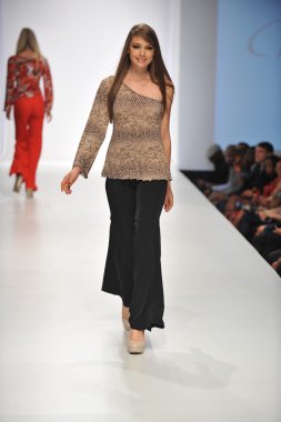 Los angeles - 20 Ekim: model yürür pist ss 2013 günbatımı gower Studios 20 Ekim 2012 tarihinde los angeles moda hafta sonu boyunca woolfie p moda şovunda los ageles, ca