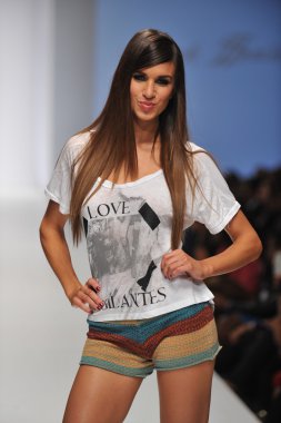 Los angeles - 20 Ekim: model yürür pist ss 2013 günbatımı gower Studios 20 Ekim 2012 tarihinde los angeles moda hafta sonu boyunca siyah harts Tugay moda gösterisi los ageles, ca