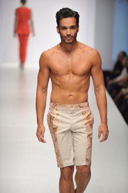 Los Angeles - 19 Ekim: Model yürür pist için günbatımı Gower Stüdyoları'nda Anthony Franco toplama sırasında Los Angeles moda hafta sonu 19 Ekim 2012 yılında Los Ageles, Ca