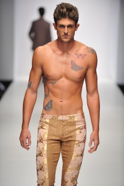 Los Angeles - 19 Ekim: Model yürür pist için günbatımı Gower Stüdyoları'nda Anthony Franco toplama sırasında Los Angeles moda hafta sonu 19 Ekim 2012 yılında Los Ageles, Ca