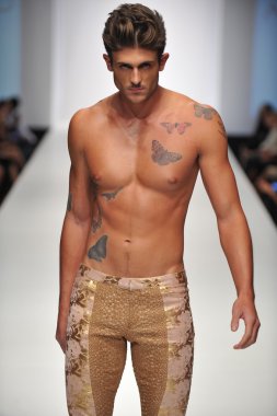 Los Angeles - 19 Ekim: Model yürür pist için günbatımı Gower Stüdyoları'nda Anthony Franco toplama sırasında Los Angeles moda hafta sonu 19 Ekim 2012 yılında Los Ageles, Ca