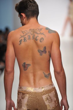 Los Angeles - 19 Ekim: Model yürür pist için günbatımı Gower Stüdyoları'nda Anthony Franco toplama sırasında Los Angeles moda hafta sonu 19 Ekim 2012 yılında Los Ageles, Ca