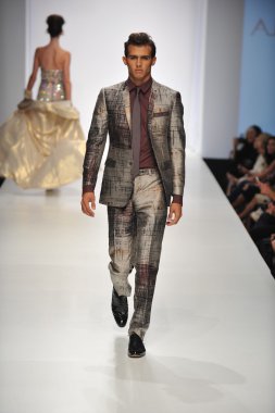 Los Angeles - 19 Ekim: Model yürür pist için günbatımı Gower Stüdyoları'nda Anthony Franco toplama sırasında Los Angeles moda hafta sonu 19 Ekim 2012 yılında Los Ageles, Ca