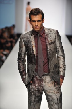 Los Angeles - 19 Ekim: Model yürür pist için günbatımı Gower Stüdyoları'nda Anthony Franco toplama sırasında Los Angeles moda hafta sonu 19 Ekim 2012 yılında Los Ageles, Ca