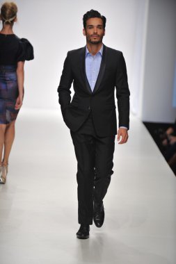 Los Angeles - 19 Ekim: Model yürür pist için günbatımı Gower Stüdyoları'nda Anthony Franco toplama sırasında Los Angeles moda hafta sonu 19 Ekim 2012 yılında Los Ageles, Ca