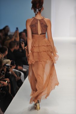 Los Angeles - 19 Ekim: Model yürür pist için günbatımı Gower Stüdyoları'nda Anthony Franco toplama sırasında Los Angeles moda hafta sonu 19 Ekim 2012 yılında Los Ageles, Ca