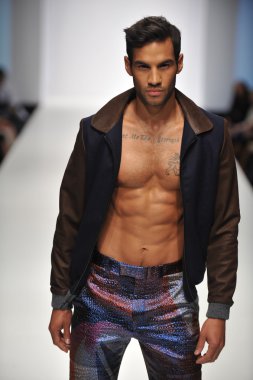 Los Angeles - 19 Ekim: Model yürür pist için günbatımı Gower Stüdyoları'nda Anthony Franco toplama sırasında Los Angeles moda hafta sonu 19 Ekim 2012 yılında Los Ageles, Ca