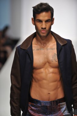 Los Angeles - 19 Ekim: Model yürür pist için günbatımı Gower Stüdyoları'nda Anthony Franco toplama sırasında Los Angeles moda hafta sonu 19 Ekim 2012 yılında Los Ageles, Ca