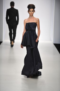 Los Angeles - 19 Ekim: Model yürür pist için günbatımı Gower Stüdyoları'nda Anthony Franco toplama sırasında Los Angeles moda hafta sonu 19 Ekim 2012 yılında Los Ageles, Ca